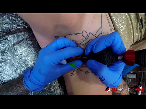 ❤️ Sully Savage mai tsananin jarfa ta yi tattoo a kan kwarin ta ❤️ Ingantacciyar batsa ❌❤