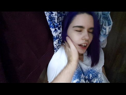 ❤️ Ya sami kanwata a cikin kabad ya taimaka mata ❤️ Ingantacciyar batsa ❌❤